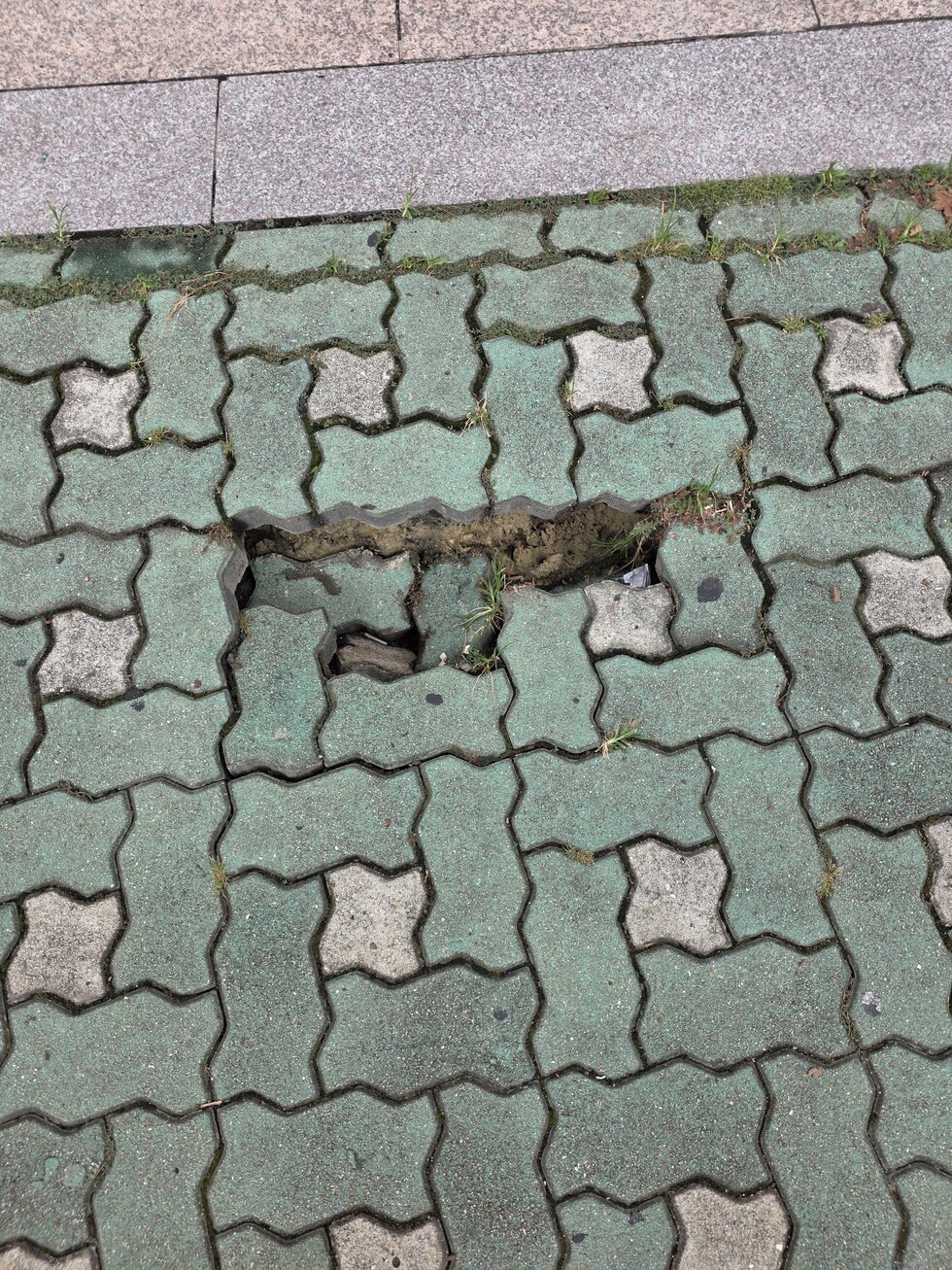 이번 비로 무너진 보도블록 