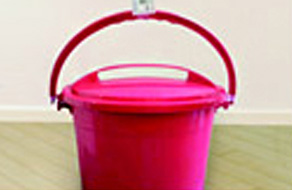붉은색 플라스틱 원통에 손잡이가 달려있는 음식물전용쓰레기통에 스티커가 부착된 모습