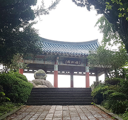 아래에서 올려다본 유선각 전경