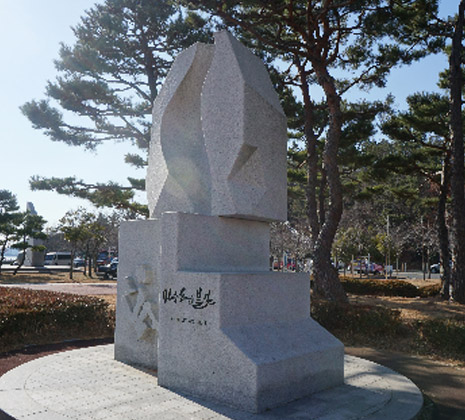 4.19혁명 기념비 측면 모습