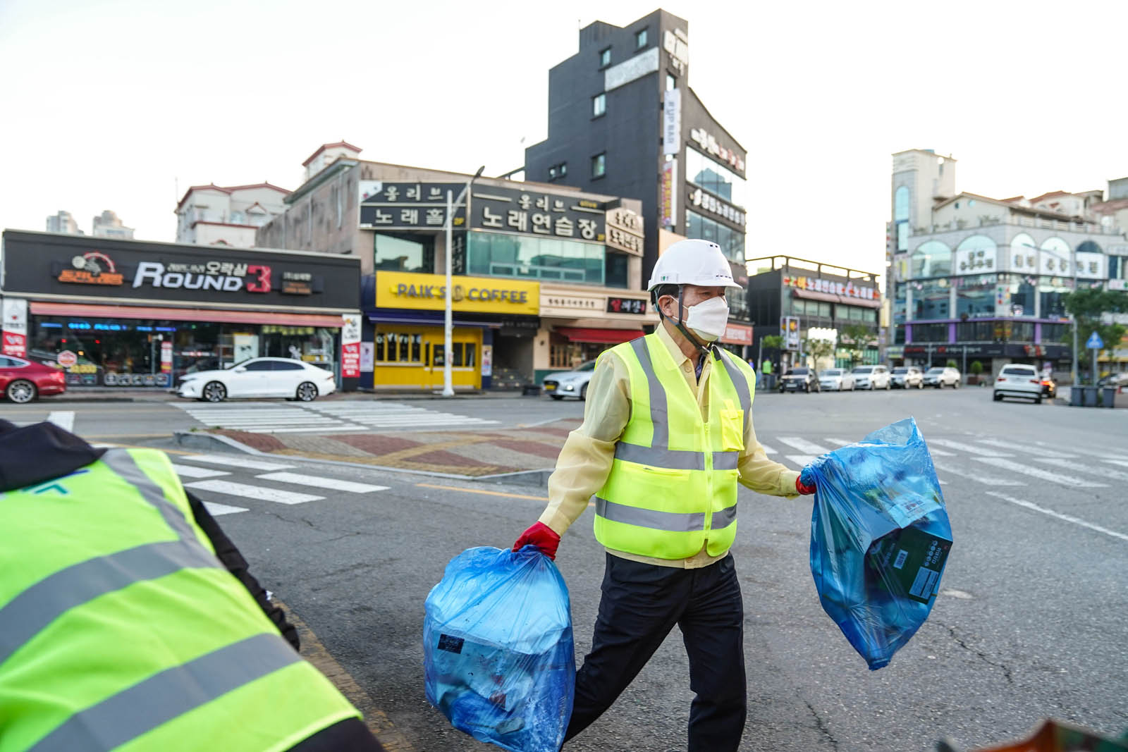 (07.01.빅마트일원) 깨끗해진 길거리와 쓰레기봉투를 들고 가시는 목포시장의 모습