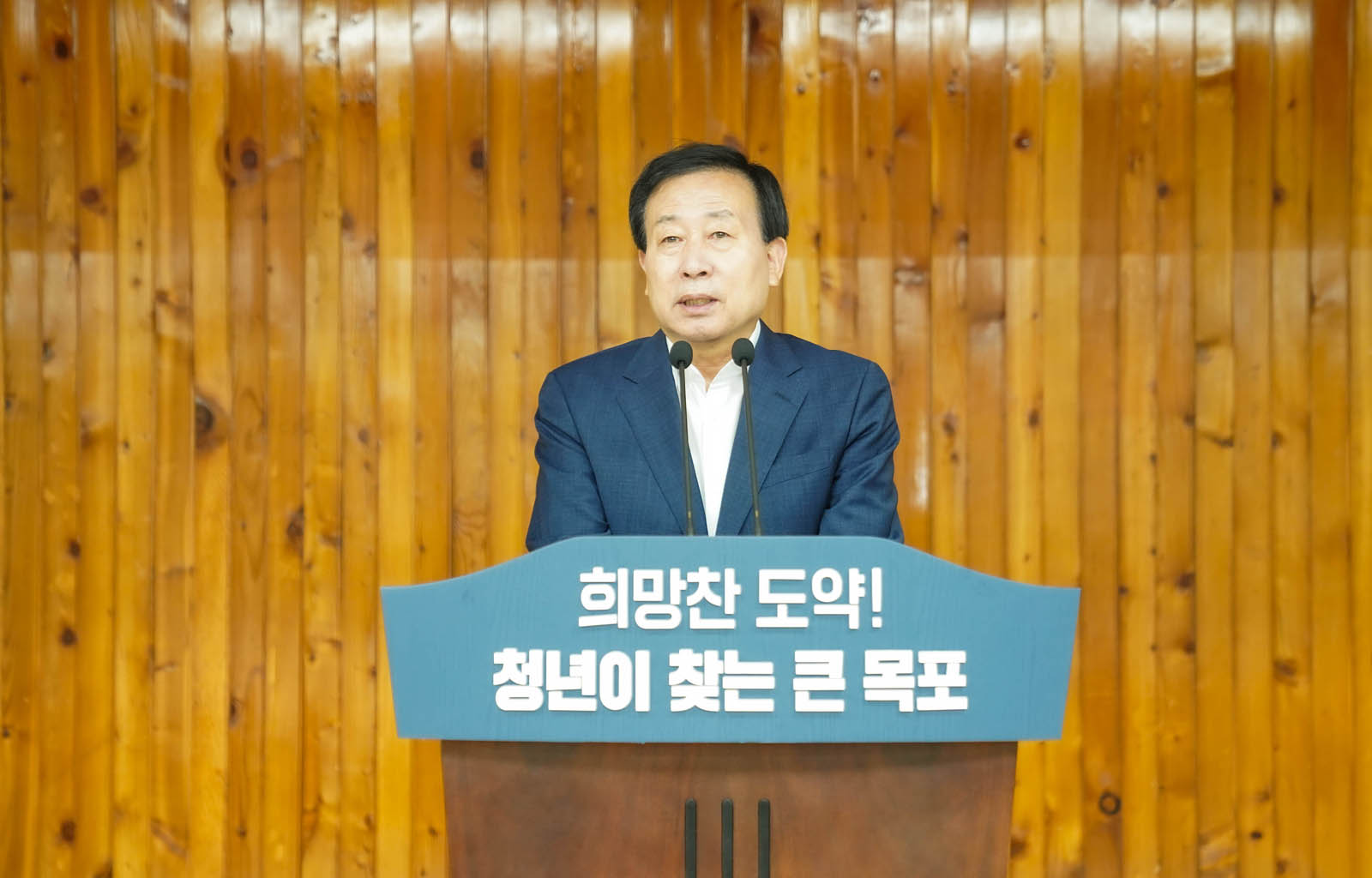 (07.04.회의실) 정례조회를 시작하는 모습