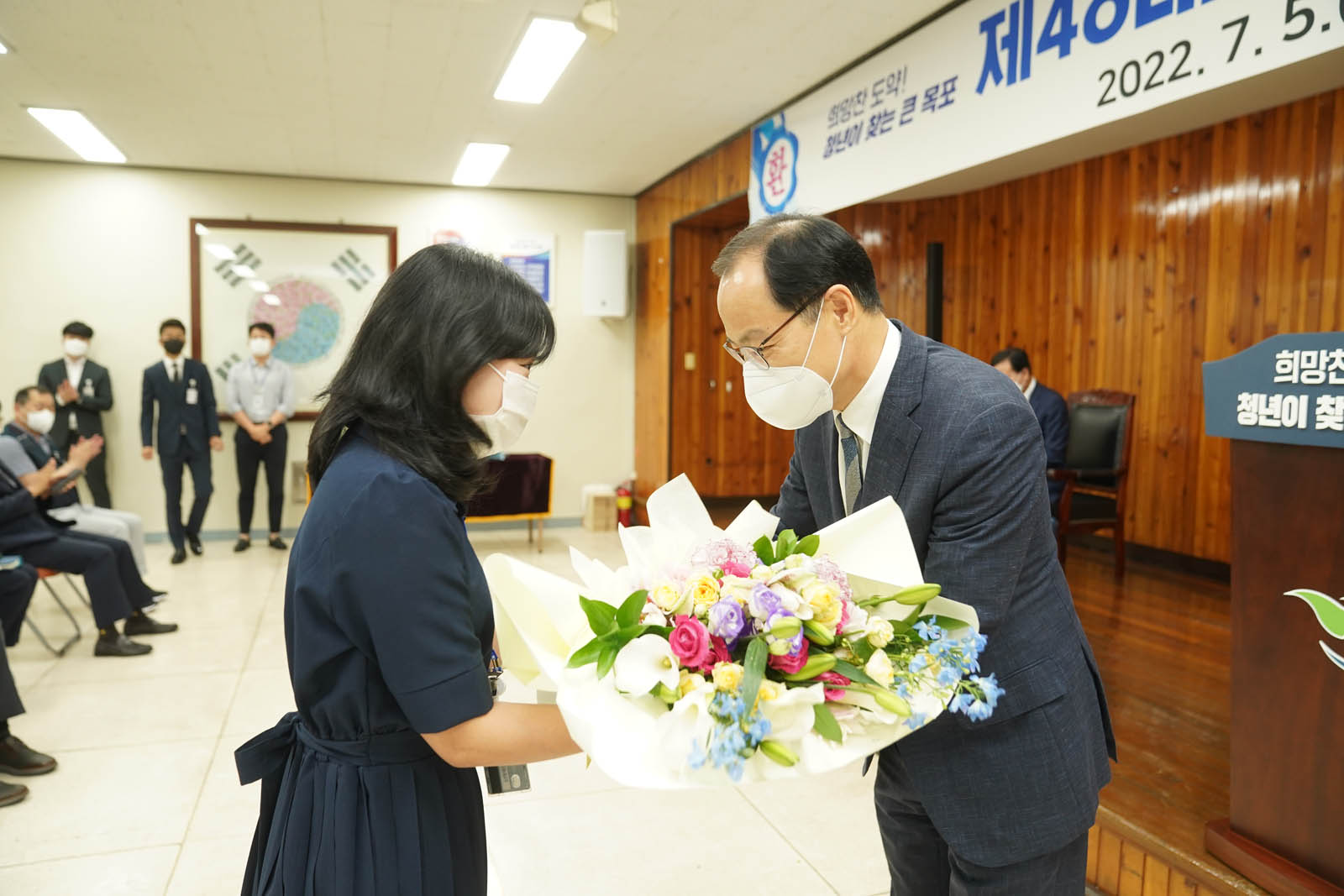 (07.05.회의실) 꽃다발을 받는 강효석 부시장의 모습