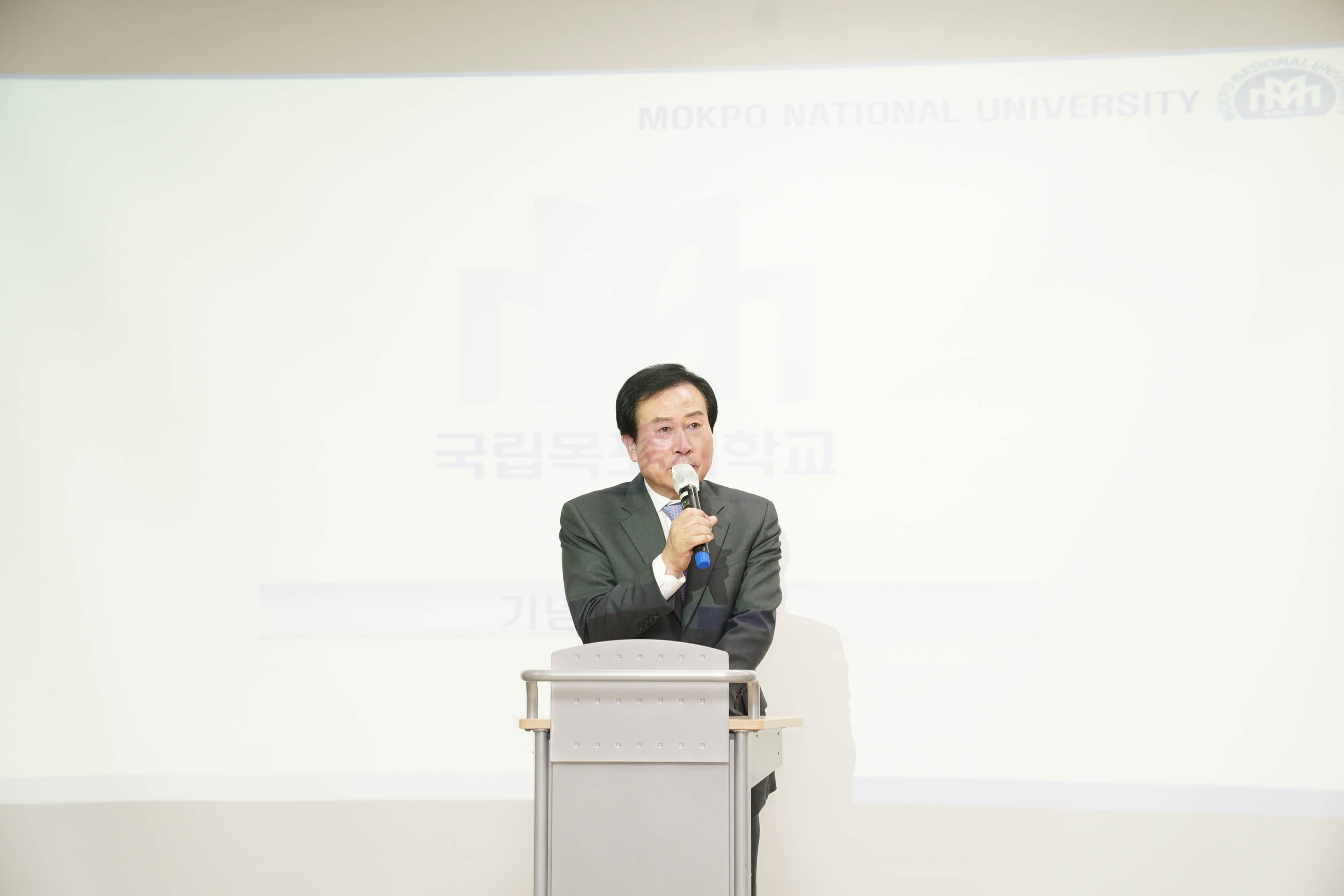 목포시청 박홍률 시장이 단상에 서서 마이크를 들고 얘기하고 있다.