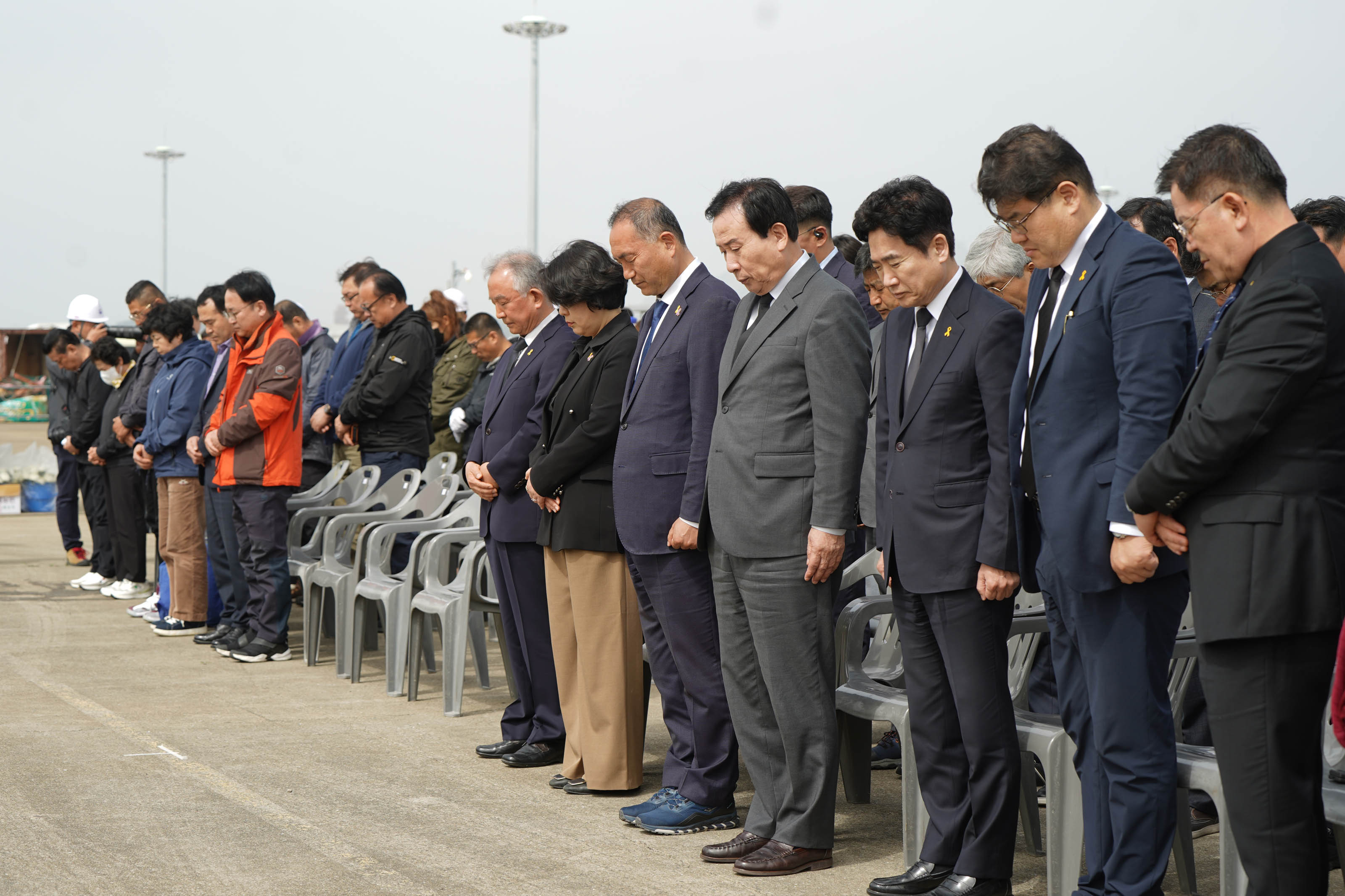 목포시장 박홍률과 참석한 관계자들이 다함께 자리에서 일어나 묵념하는 모습