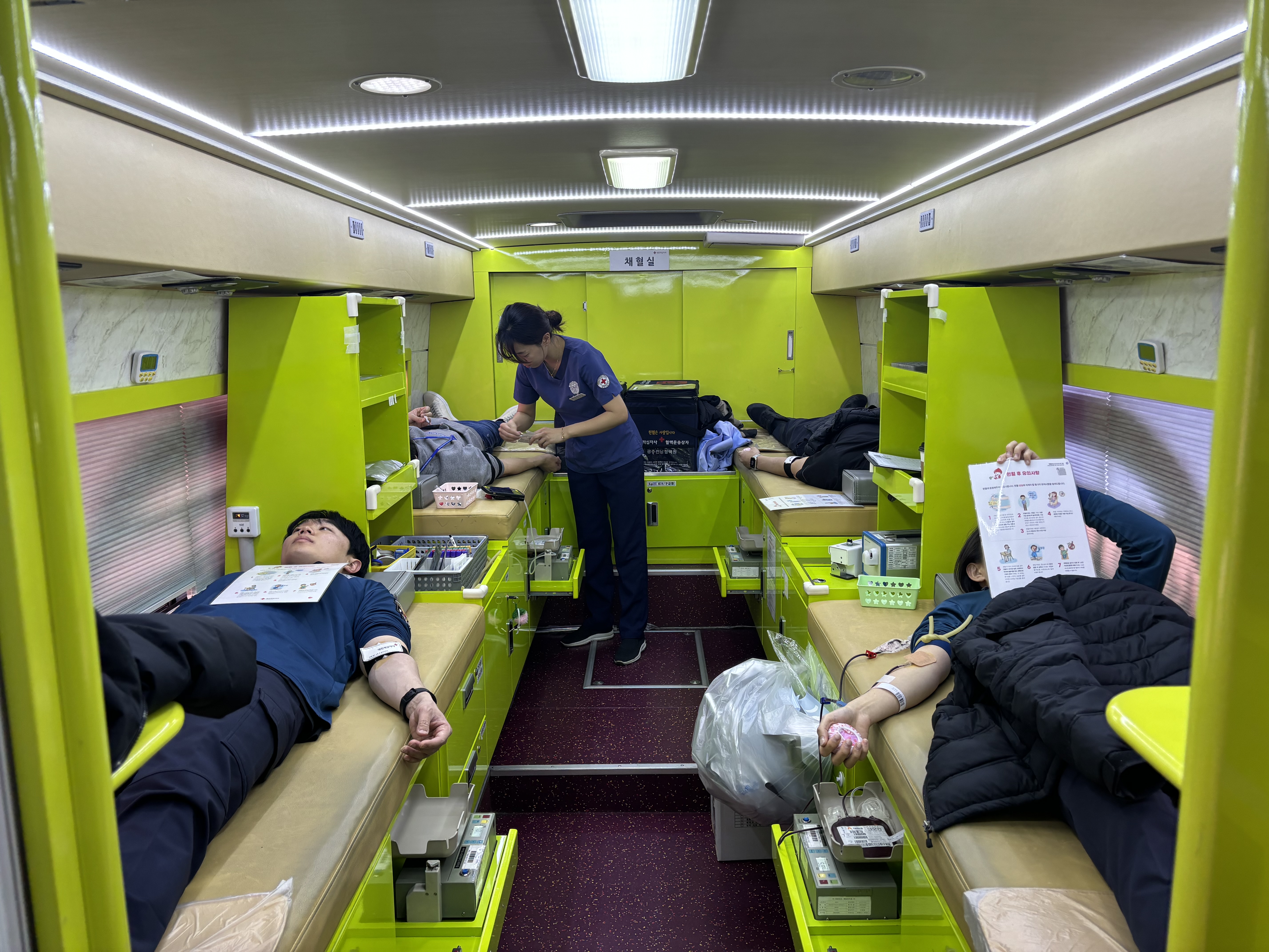 대한적십자사의 헌혈차 안에서 헌혈을 하고 있는 목포시청 직원들의 모습