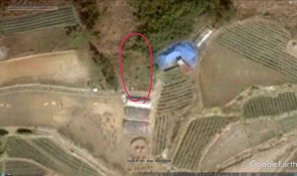 묘지가 있는 부분을 빨간원으로 표시한 위성사진