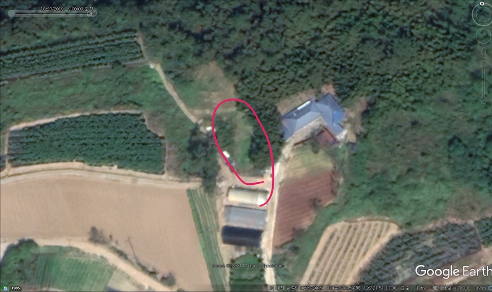 묘지가 있는 부분을 빨간원으로 표시한 위성사진