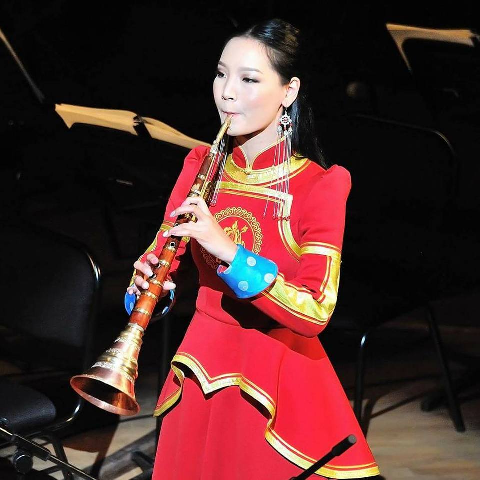 몽골분이 피리 공연을 하고 있는 모습