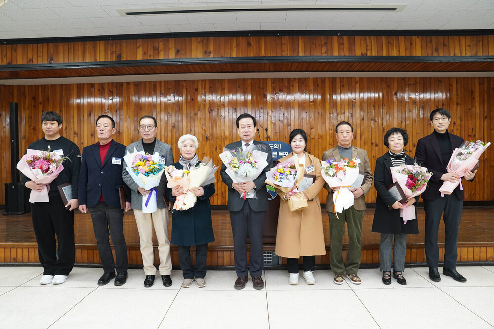 3월 정례조회에서 꽃다발과 패를 들고 찍은 수상자 단체사진