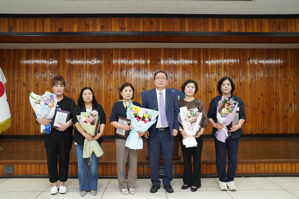 꽃다발과 패를 들고 찍은 수상자 단체 사진