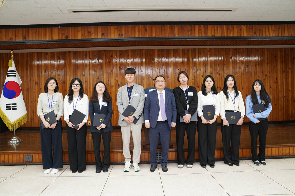 상장을 들고 찍은 수상자 단체 사진